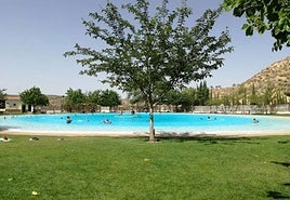 Diversos bañistas en la piscina municipal de Cúllar.