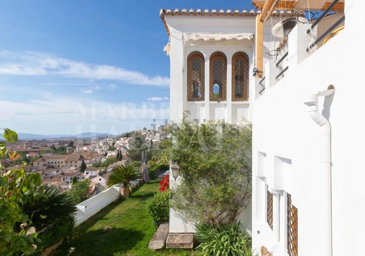 Imagen principal - El lujoso carmen con espectaculares vistas a Granada que se vende por 5 millones