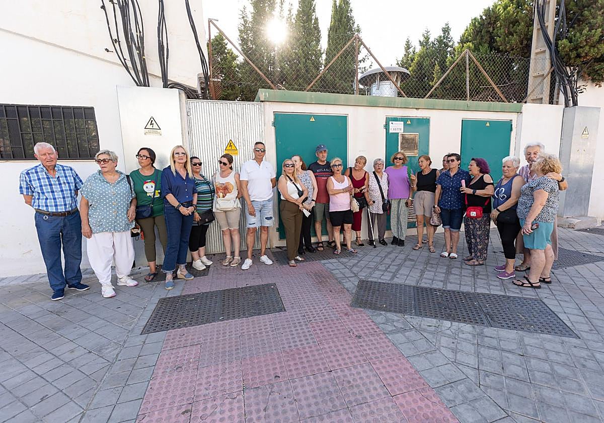 Vecinos del barrio de La Paz que están sin corriente eléctrica