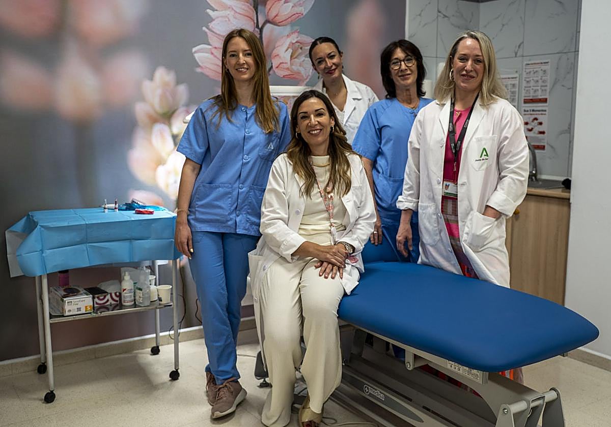 La directora de Enfermería, sentada en el centro, junto a parte del equipo multidisciplinar