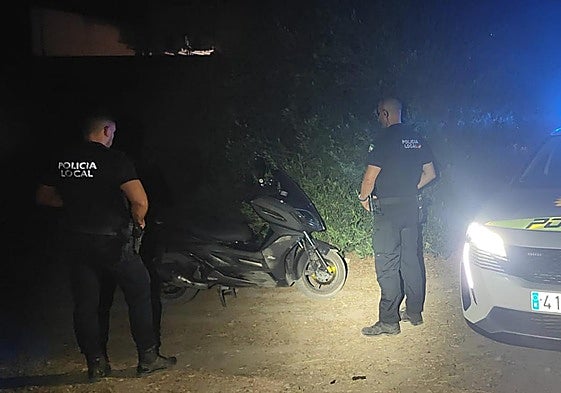 Imagen de la moto localizada en un olivar.