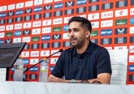 Al-Khereiji durante su presentación oficial con el Almería.