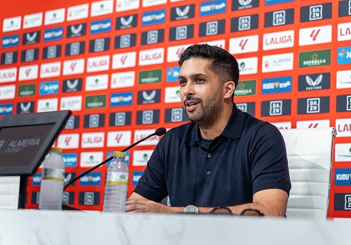 Al-Khereiji durante su presentación oficial con el Almería.