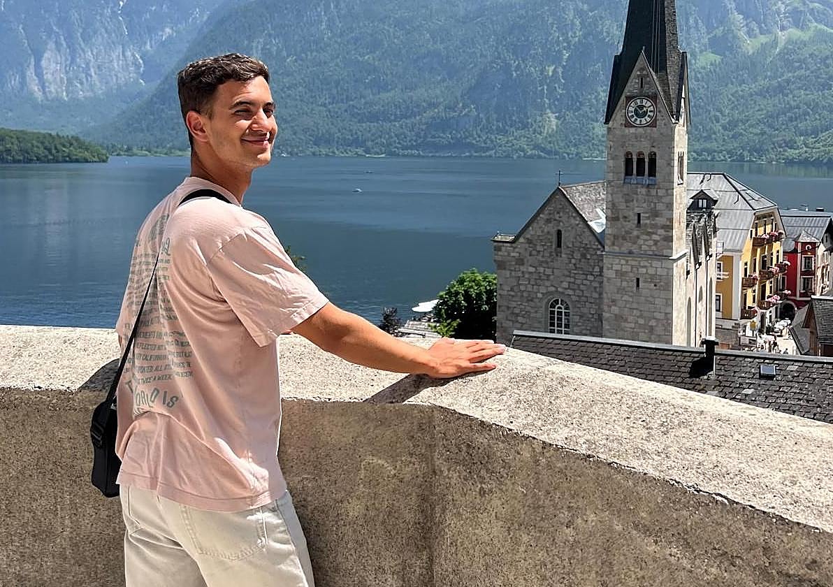 Félix Denk, en Hallstatt (Austria) el pasado mes de junio, con la iglesia de la Asunción y el lago al fondo.