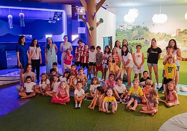 Foto de familia de los participantes del campamento.