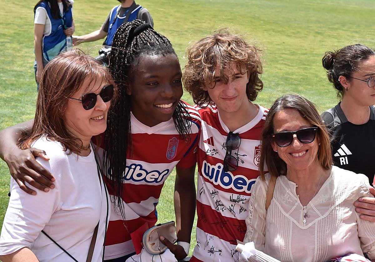 Edna se fotografía con varias aficionadas en el último partido del Granada femenino la pasada temporada.