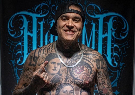Javier Porcel Peche, con sus tres trofeos y su torso tatuado con su madre, su abuela, su padre y su hija