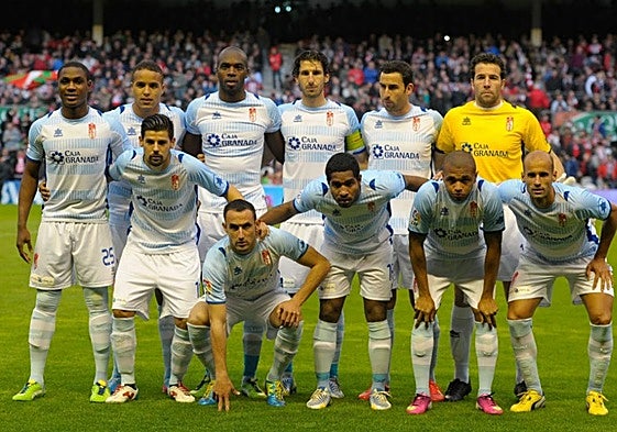 Los titulares de la 12/13, en el 'viejo' San Mamés, con la camiseta de Luanvi.