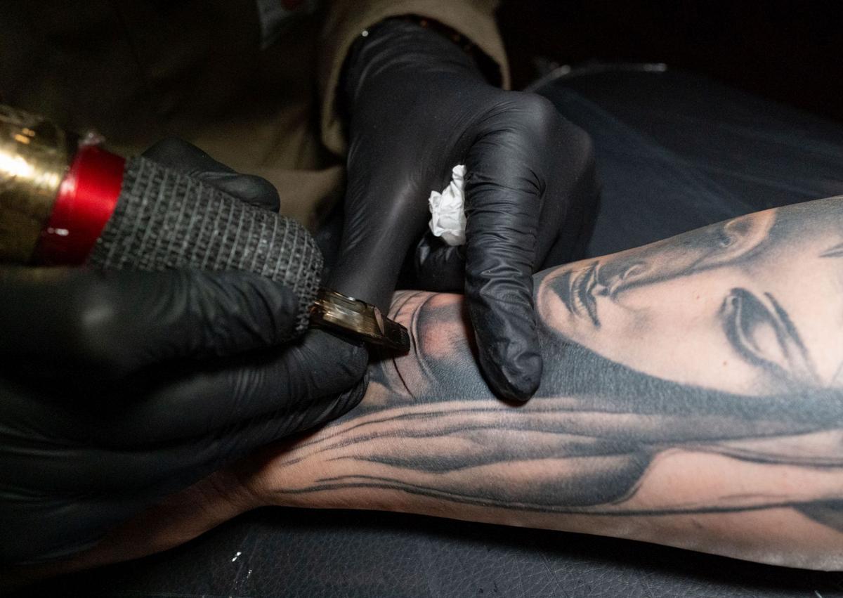 Imagen secundaria 1 - Peche, durante el tatuaje a Octavio, en su estudio privado. 