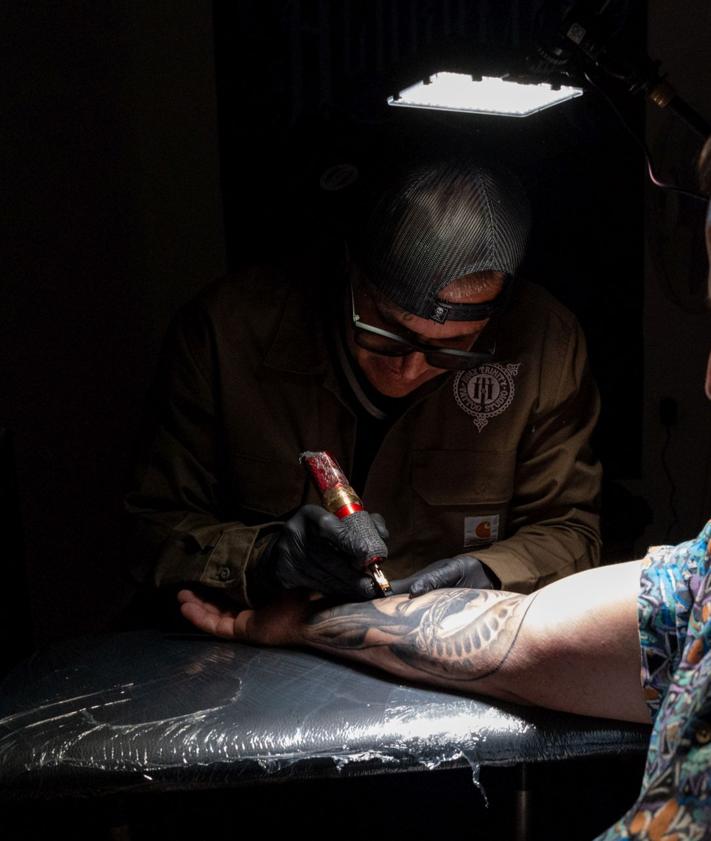 Imagen secundaria 2 - Peche, durante el tatuaje a Octavio, en su estudio privado. 