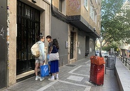 Unos jóvenes llegan a un piso turístico en el centro de Granada.