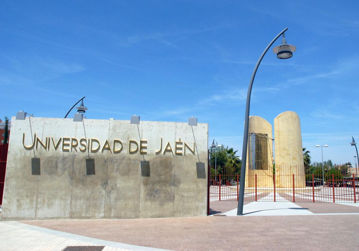 La plataforma en Defensa de la UJA acusa a Villamandos de «insultar» a la Universidad