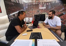 Óscar Fernández-Arenas (i) y Ramón Díaz, el miércoles en las oficinas del club rojinegro.