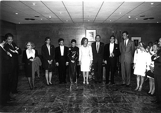 Sus Majestades posan junto al resto de autoridades y el tenor Plácido Domingo en la inauguración del Palacio de Congresos en abril de 1992.