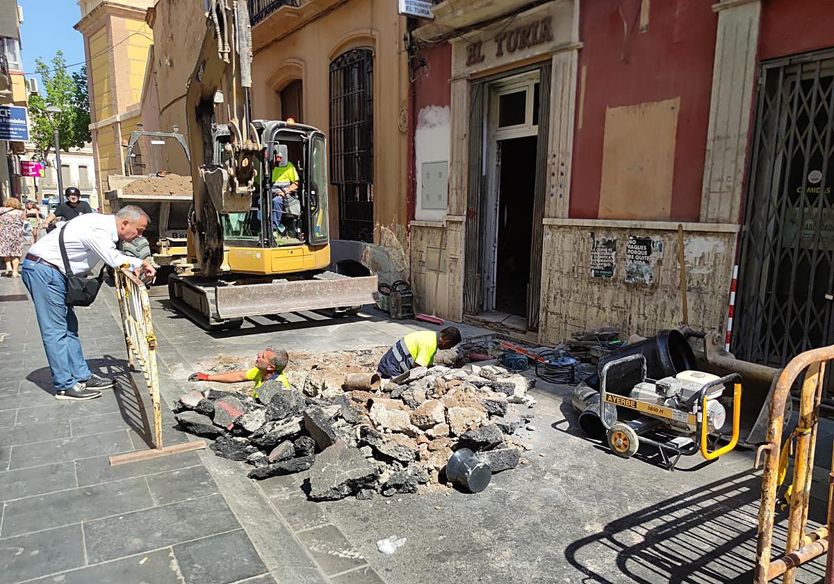 Las obras en la calle Ricardos frente al bar Turia.