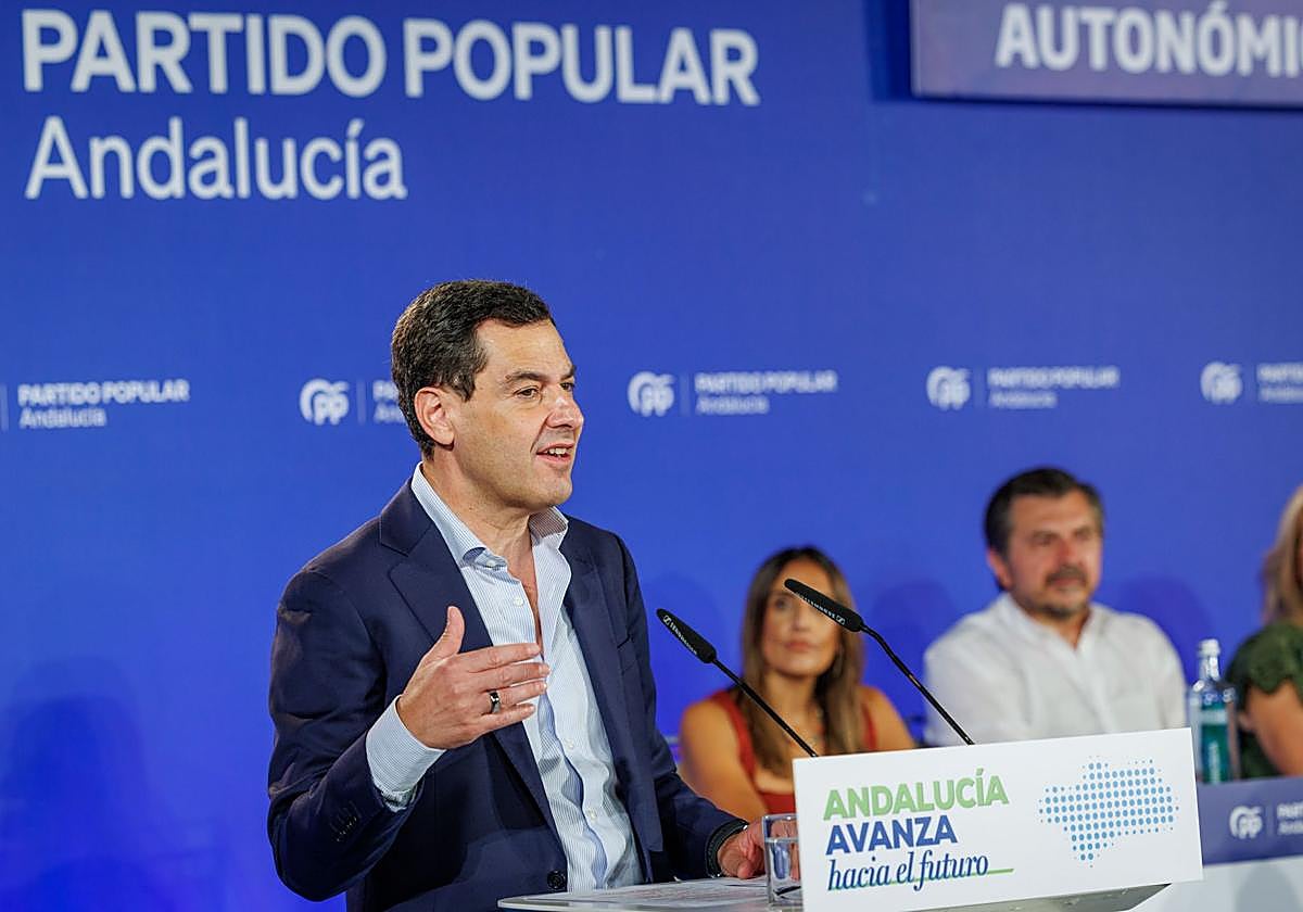 El presidente de la Junta de Andalucía y del PP andaluz, Juanma Moreno, durante su intervención en la reunión que la Junta Directiva Autonómica de esta formación política mantuvo el miércoles en un hotel de Sevilla.