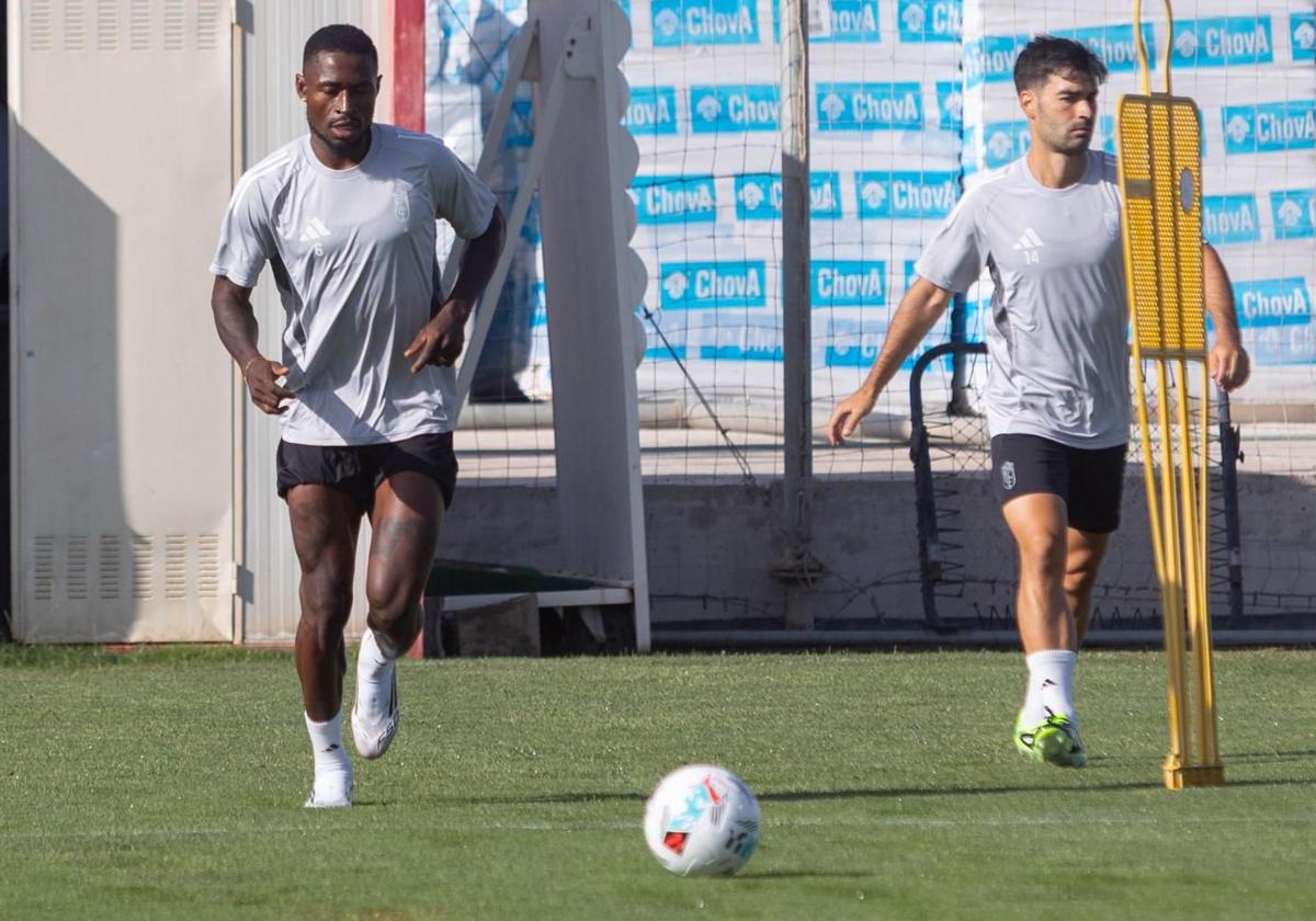 Hongla y Trigueros, durante un entrenamiento esta pretemporada.