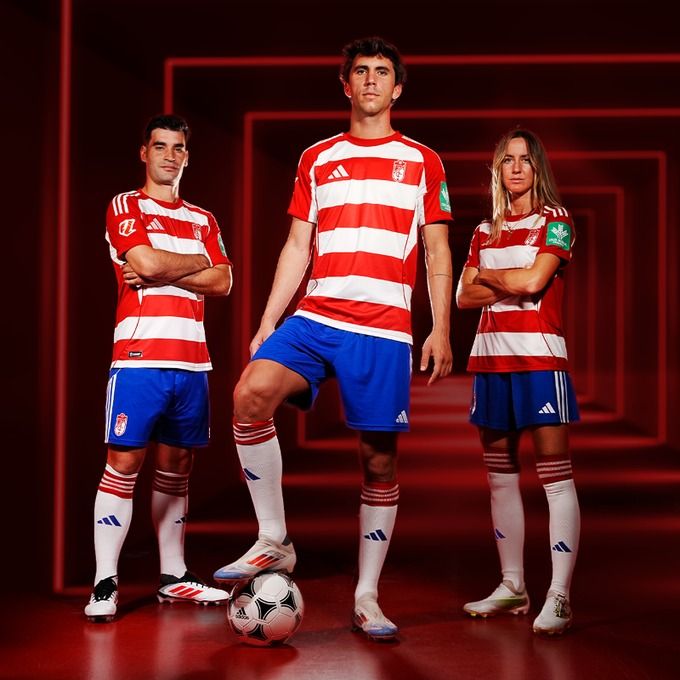 Primer vistazo a la nueva equipación local del Granada en el vídeo compartido por el club.