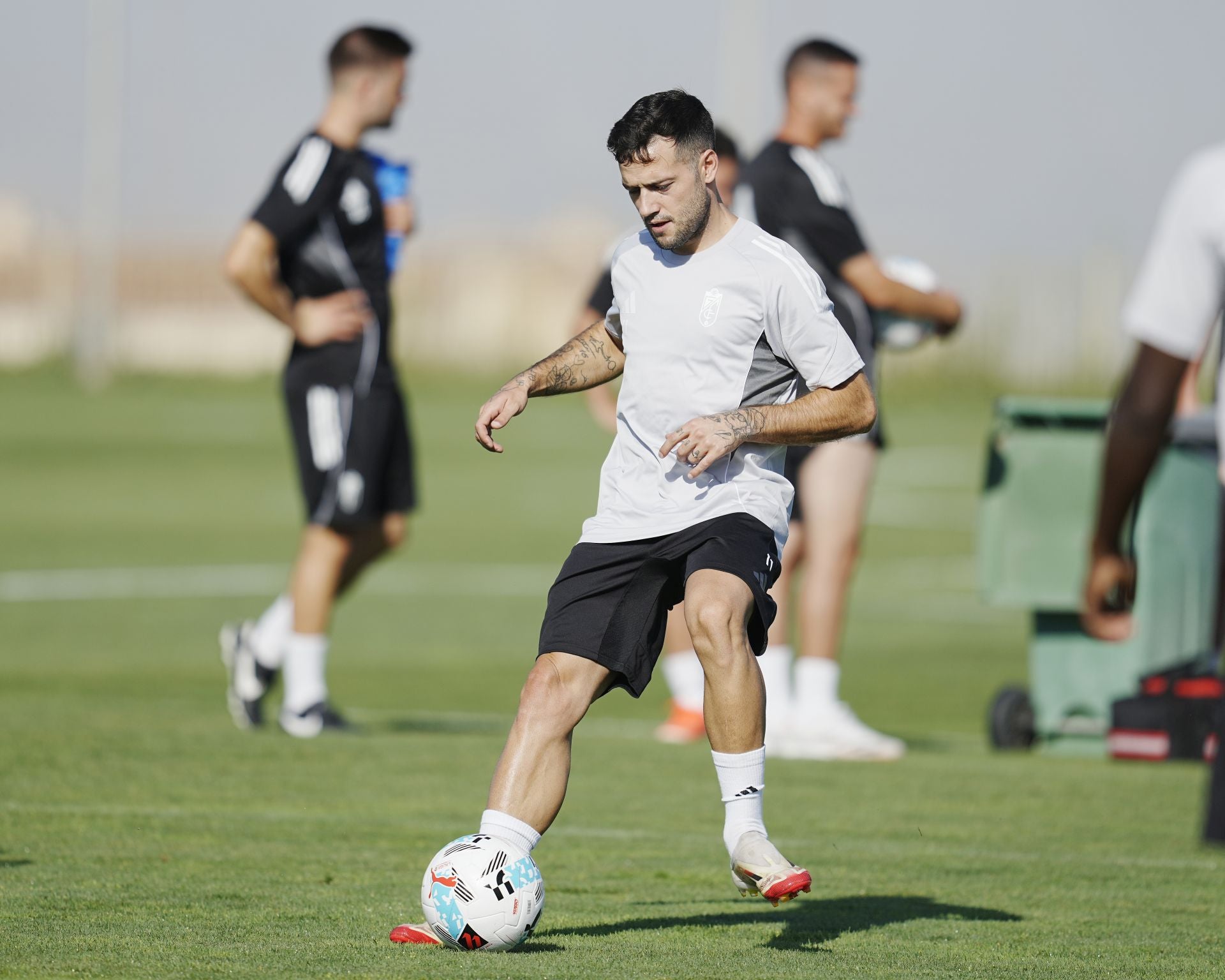 José Arnáiz toca un balón durante su primer entrenamiento con el grupo.