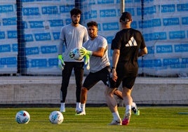 Luca Zidane bloca un balón con Astralaga detrás en un entreno.