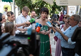 La ministra de Inclusión, Seguridad Social y Migraciones, Elma Saiz, atienda a los medios en Granada.