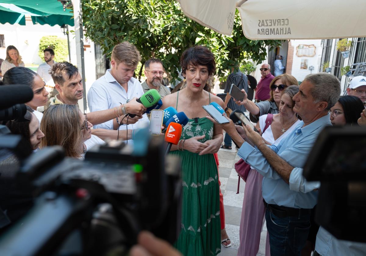 La ministra de Inclusión, Seguridad Social y Migraciones, Elma Saiz, atienda a los medios en Granada.