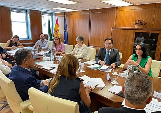 Imagen de este jueves del encuentro del consejero de Justicia, José Antonio Nieto, y el presidente del TJSA, Lorenzo del Río, y los jueces decanos