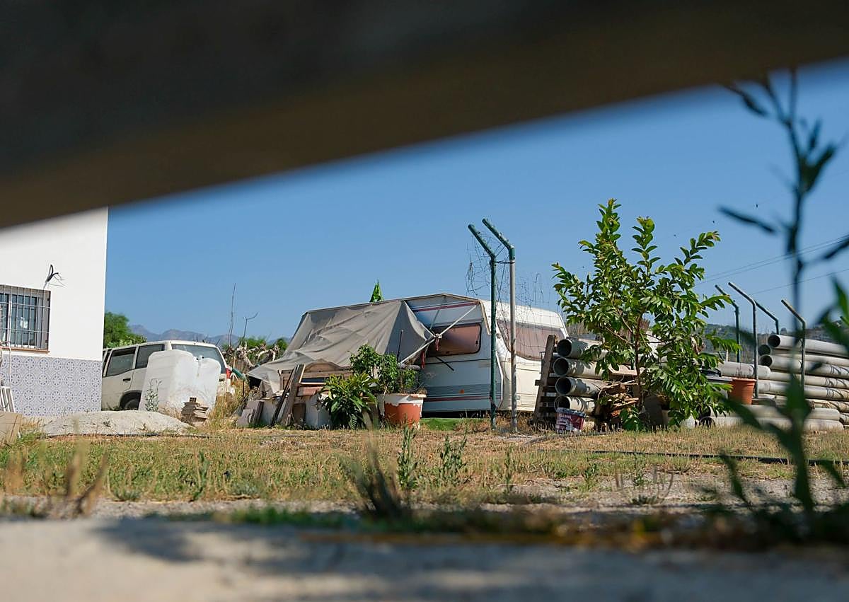 Imagen secundaria 1 - Irene fue encontrada en la caravana en la que vivía, ubicada en una finca de Motril. 