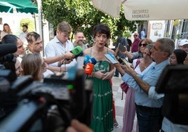 La ministra Elma Saiz atiende a los medios antes de su participación en el acti de La Platería.