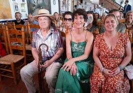 La ministra, sentada junto a Curro Albaicín, en el acto en La Platería.