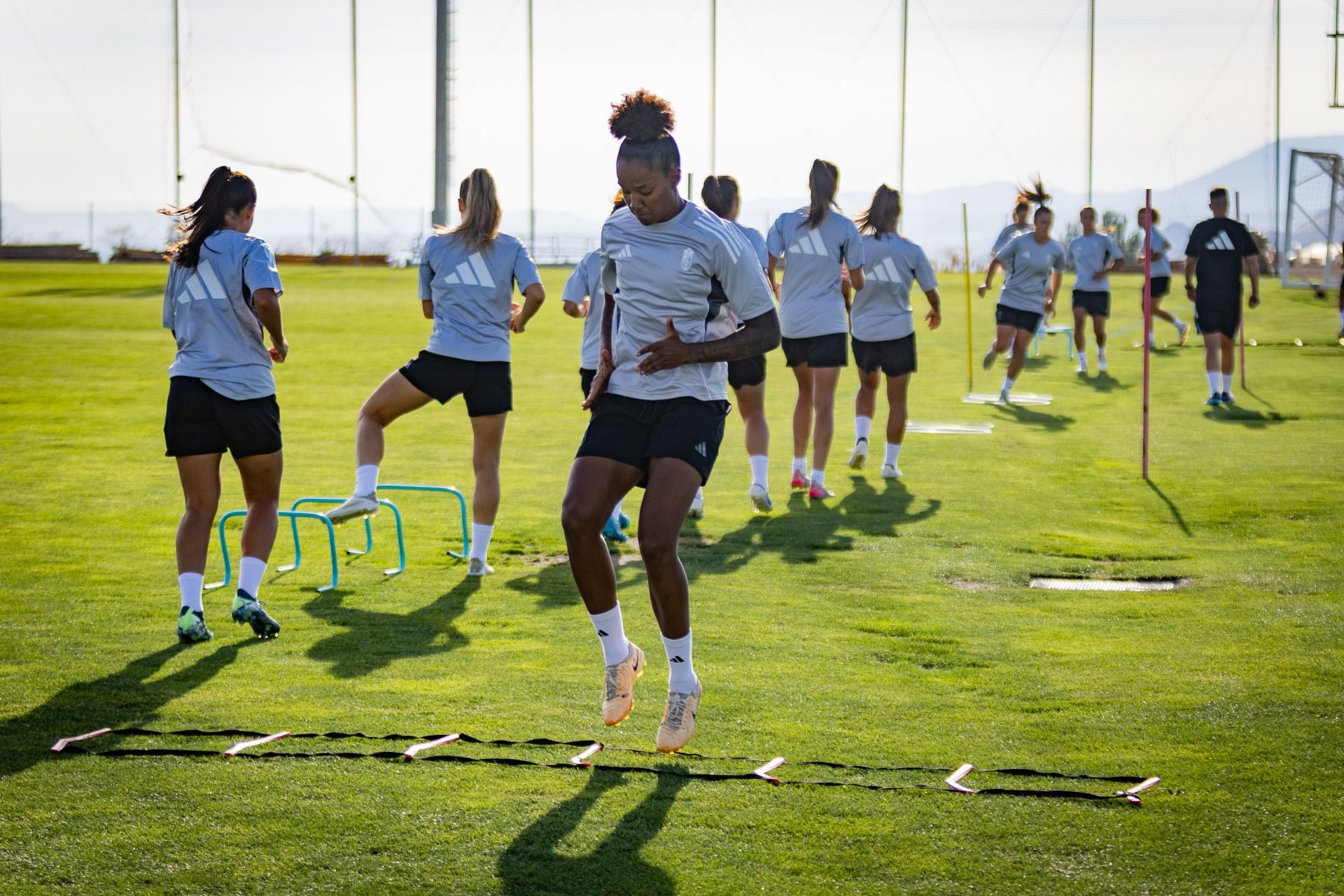 Las imágenes del primer entrenamiento del Granada femenino