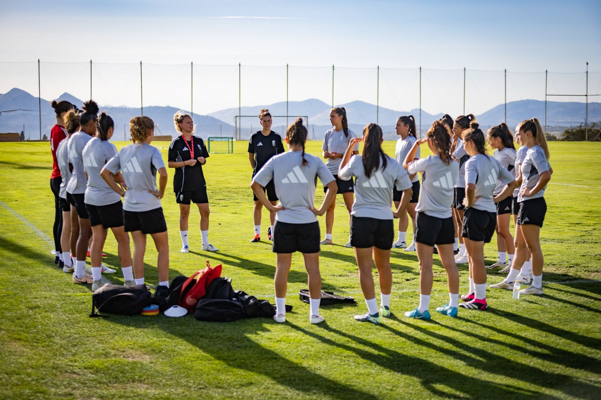 Las imágenes del primer entrenamiento del Granada femenino