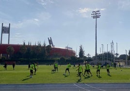 Grupo de jugadores del Almería haciendo un rondo