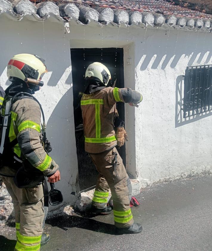 Imagen secundaria 2 - Descubren una plantación de marihuana tras el incendio de una vivienda en Pinos Puente