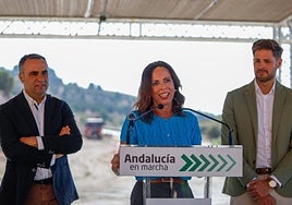 La consejera de Fomento, Rocío Díaz, el presidente de Diputación, Francis Rodríguez, el delegado del Gobierno de la Junta, Antonio Granados y el alcalde de Lanjarón, Eric Escobedo, han visitado el comienzo de las obras..