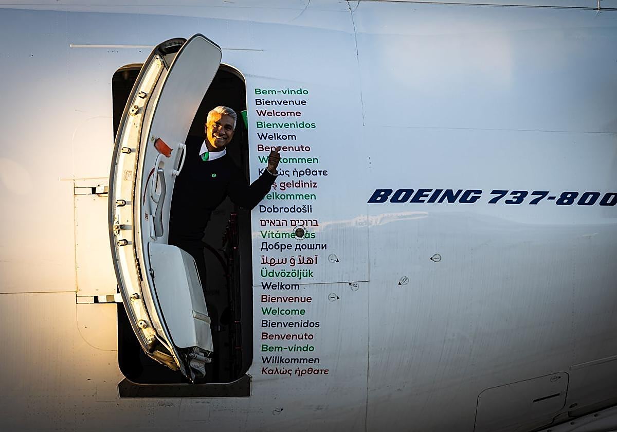Llegada del primer vuelo de Ámsterdam a Granada.