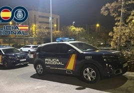 Los vigilantes de un centro comercial lo pillan robando las ruedas de un coche en el parking