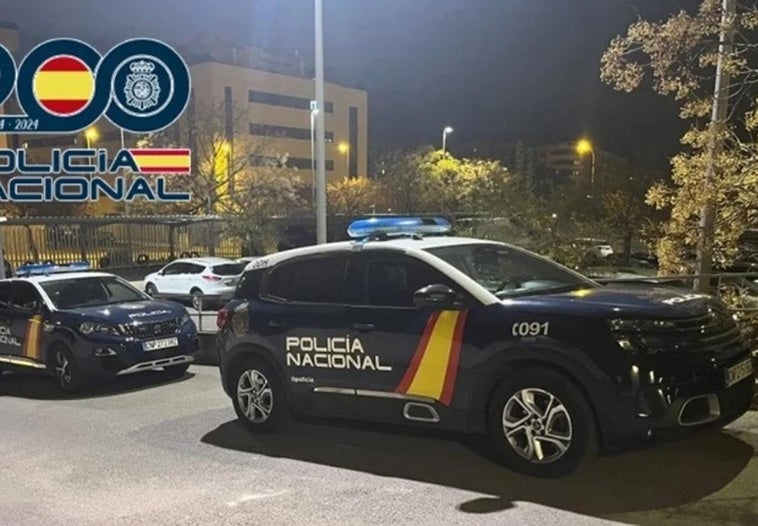 Los vigilantes de un centro comercial lo pillan robando las ruedas de un coche en el parking