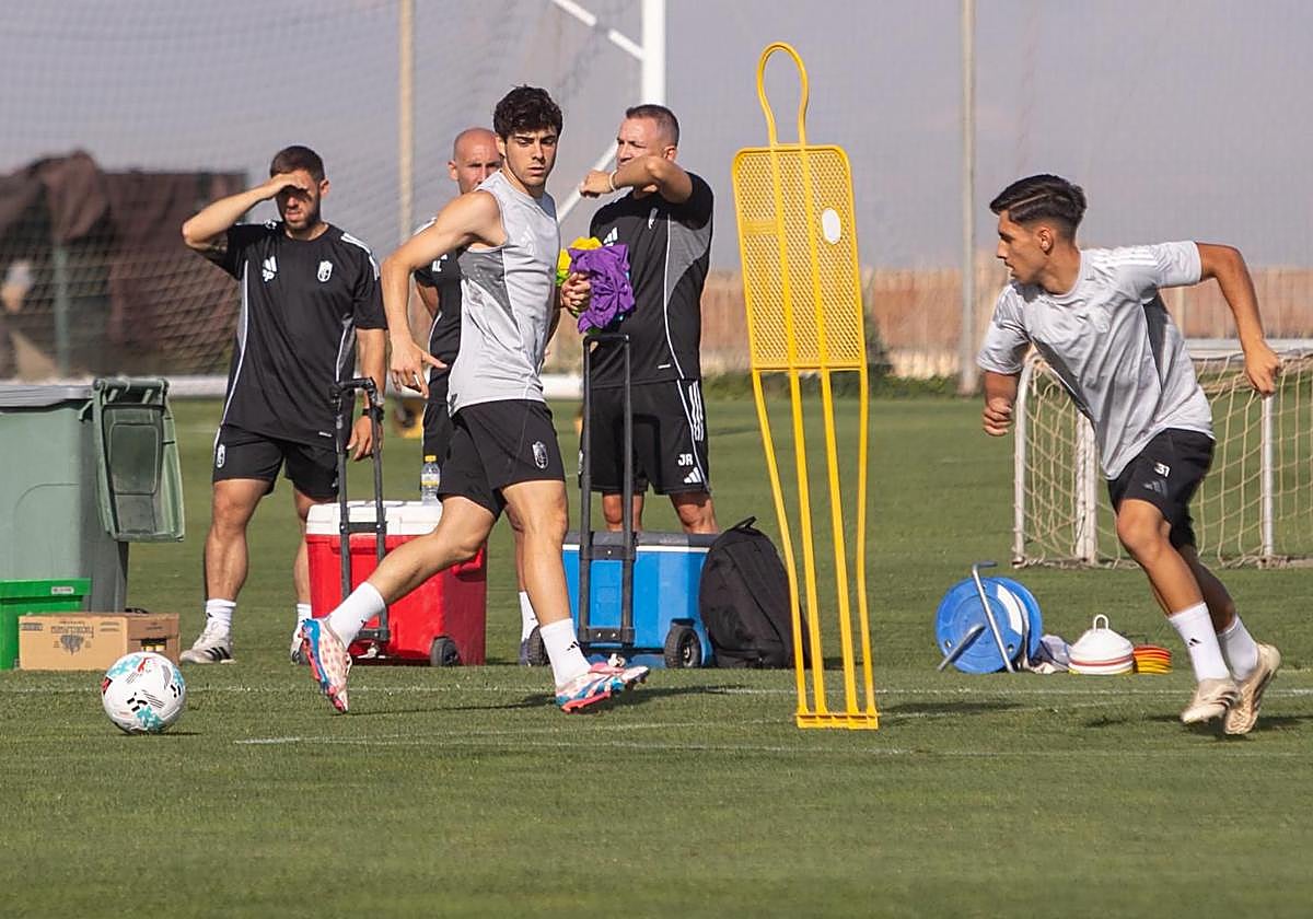 Pablo Sáenz toca un balón para Adrián Heredia.