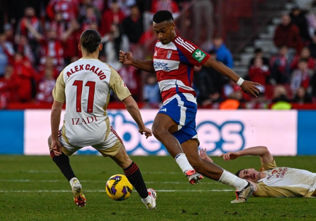 Loïc Williams deja atrás a varios futbolistas del Mirandés en Los Cármenes la temporada pasada.