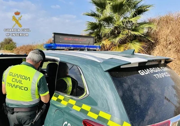 La Guardia Civil da caza al conductor que se saltó un stop y atropelló a un ciclista