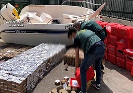 Imagen de archivo de una intervención de la Guardia Civil en la que se decomisaron toneladas de hachís.