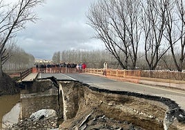 Vecinos sobre el puente de Bejarín