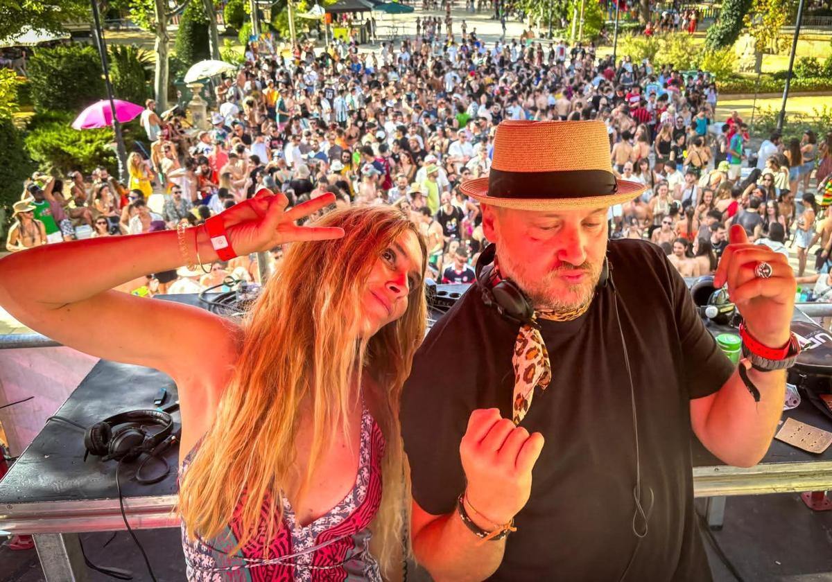 Los djs Mr.Paradise y Emma Play en el escenario de Etnochil.