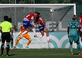 Un intento de despeje en el partido.