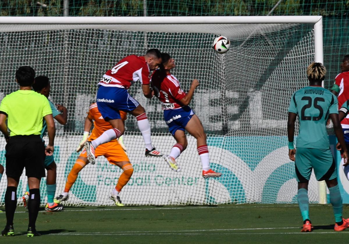 Un intento de despeje en el partido.