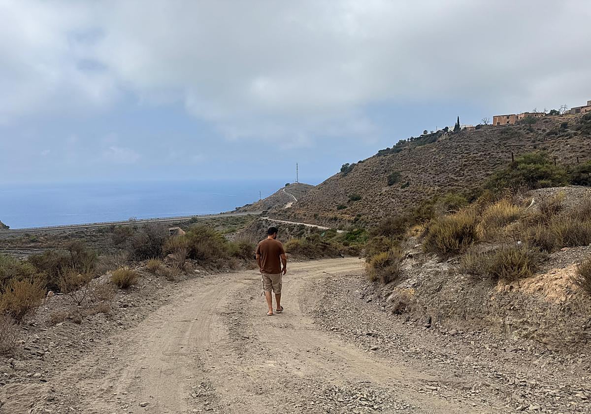 Un vecino paseando por el camino ya arreglado.