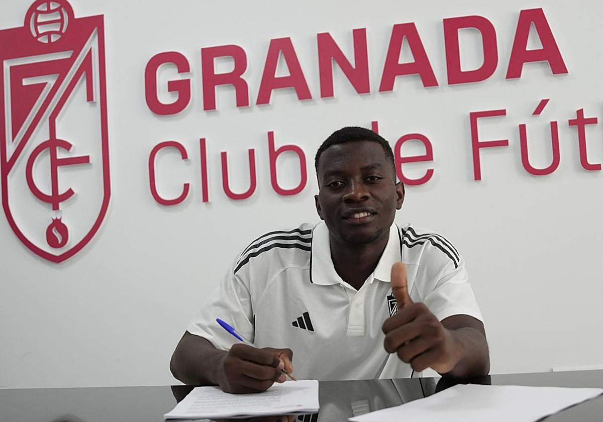 Dominique Moubeke firma su contrato.