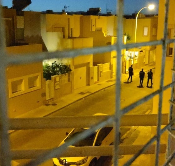 Un agente de Policía retiene a la fuerza a su mujer en una vivienda de Almería