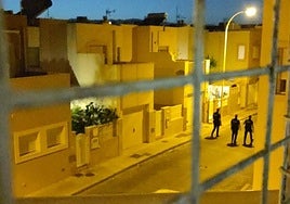 Agentes policiales en la avenida Nueva Alcazaba, donde se encuentra la vivienda del suceso.